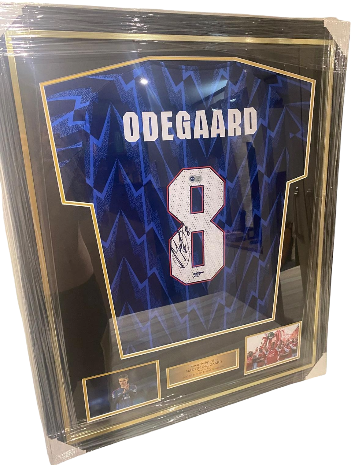 Professionally framed and authentic hand-signed Martin Odegaard Arsenal away jersey from the title-winning 2025/26 season.