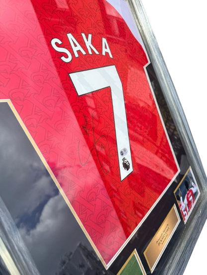 Close-up of Bukayo Saka’s authentic hand-signed autograph on the 2025/26 Arsenal home jersey.