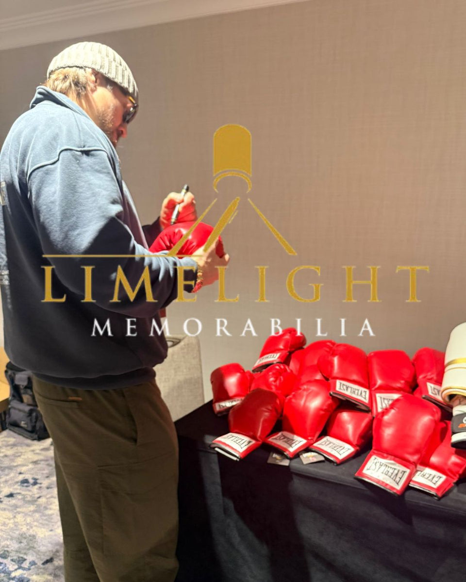 Oleksandr Usyk Signed Everlast Boxing Glove | ACGcert Auth – LIMELIGHT ...